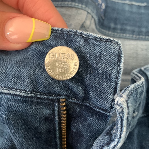 Guess distressed jeans. - Picture 4 of 6